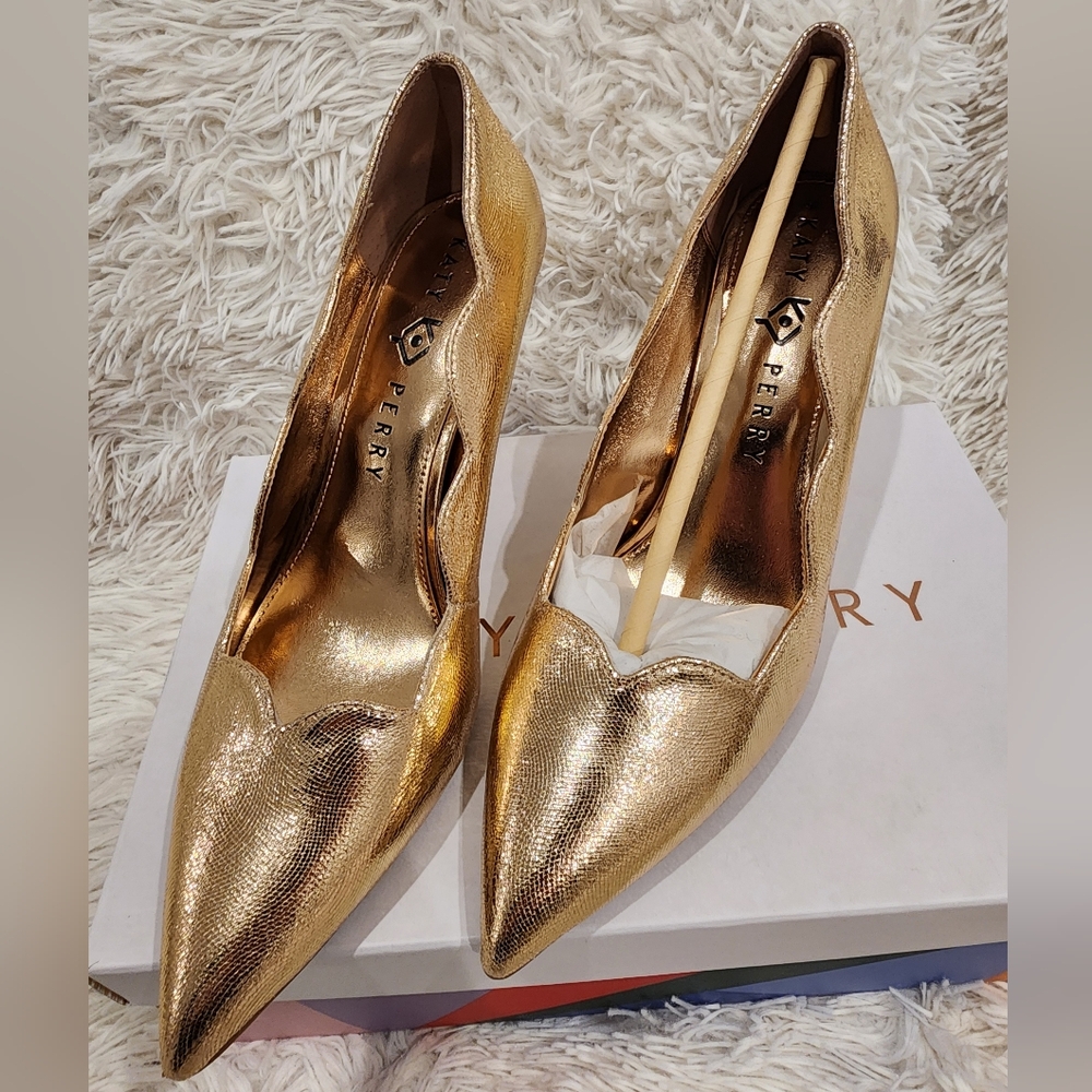 Katy Perry "The Dina" Wavy Metallic Pump- Rose Gold - Picture 9 of 11